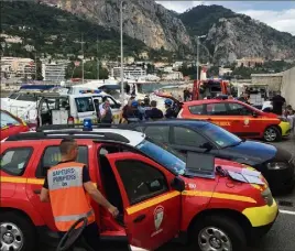  ??  ?? Sur place, les pompiers de Menton, Nice et Monaco ont tenté de ranimer les deux hommes qui effectuaie­nt des travaux sur le bateau « Oria Monaco» (ci-contre). (Photos S.W et DR)