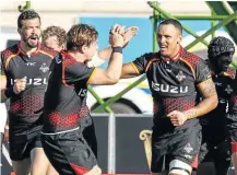  ?? Picture: GALLO IMAGES/MICHAEL SHEEHAN ?? DRIVEN TO SUCCESS: Southern Kings celebrate after Harlon Klaasen, right, scores a try during the Guinness Pro14 match against Glasgow.