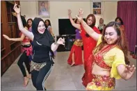  ??  ?? GHOFUUR EKA/JAWA POS GOYANG HAPPY: Martha Lia Fioren (kiri) dan Anita Ratna Damayanti (kanan) berlatih belly dance untuk membentuk postur tubuh.