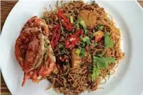  ??  ?? BIHUN goreng dengan ketam kulit lembut menambat selera.