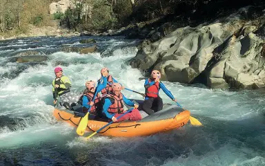  ??  ?? Da sapere
A destra un’uscita con guida per fare rafting sulla Lima. In questo periodo lo sport fluviale lo si può praticare in tutta la media Valle della Lucchesia Ifo su www.aguaraja.it