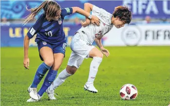  ?? /GETTY IMAGES ?? La japonesa Asato Miyagawa se le escapa a Savannah Demelo, de EEUU.