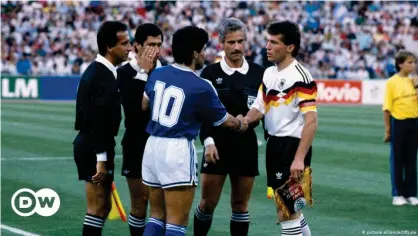  ??  ?? Copa Mundial de Fútbol 1990, final Alemania vs. Argentina. Diego Maradona y Lothar Matthäus se dan la mano.