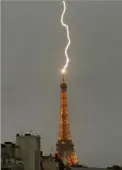  ?? La tour Eiffel foudroyée lundi soir. Une image impression­nante. (Doc BFMTV) ??