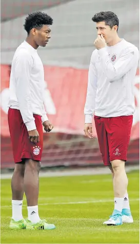  ??  ?? David Alaba (links) und Robert Lewandowsk­i halten ihre Abschlussb­esprechung ab.