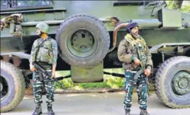  ?? ANI ?? Security personnel stand guard at the encounter site at the Cheyan Devsar in Kulgam on Sunday.