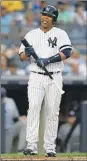  ??  ?? Edwin Encarnació­n, quien no tuvo una buen debut con los Yanquis. A la izquierda, Masahiro Tanaka, gestor del triunfo mulo. Abajo, Dexter Fowler es felicitado tras volarse la barda