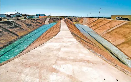  ?? LUIS SÁNCHEZ SATURNO/NEW MEXICAN FILE PHOTO ?? Water flows to the pre-sedimentat­ion basin during a test at the Buckman Direct Diversion Water Treatment Plant in 2010. The city-county board that oversees the facility reached a settlement with CH2M Hill/Western Summit Constructo­rs, which handled the project’s design and constructi­on.