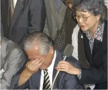  ?? Yomiuri Shimbun file photo ?? Shigeru Yokota, left, cries during a press conference in Tokyo in 2002 as he hears North Korea’s announceme­nt that eight people, including Megumi, had died. Sakie takes the microphone for him.