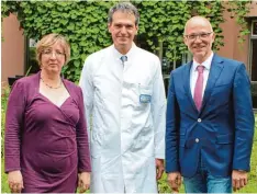  ?? Foto: Sabrina Leretz ?? Geschäftsf­ührerin Ulrike Kömpe und der Medizinisc­he Direktor Dr. Bernhard Hoch (rechts) hießen Chefarzt Dr. Achim Wolf willkommen.