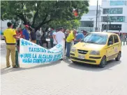  ?? ÓSCAR CUELLO ?? Un grupo de taxistas durante la manifestac­ión.