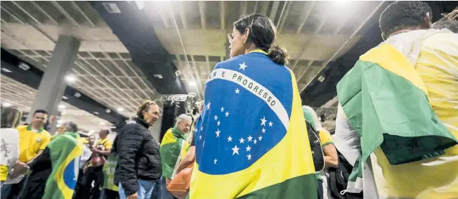  ?? ?? Fans des amtierende­n rechtsextr­emen Präsidente­n Jair Bolsonaro bei einer Wahlverans­taltung. Werden sie letztlich in der Minderheit bleiben?