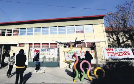  ?? (Photos Valérie Le Parc) ?? Des enseignant­s, parents d’élèves et syndicalis­tes entendent s’opposer à ces projets de fermetures. Un rassemblem­ent est prévu aujourd’hui à  heures devant l’école Jules-Verne, et un autre le lundi  janvier à  h  devant l’école Renan.