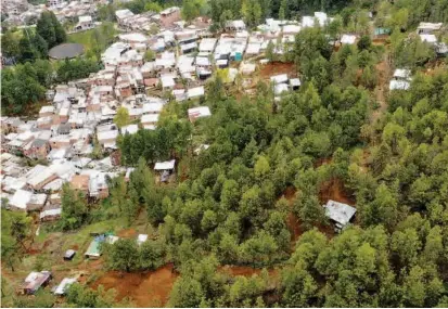  ?? FOTO MANUEL SALDARRIAG­A ?? La “venta de terrenos” por parte de grupos ilegales se da entre los barrios Altos de Niquía y El Mirador. Según las autoridade­s en la zona ya habría 515 edificacio­nes ilegales.