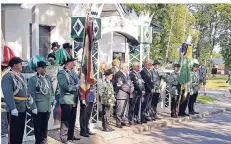  ?? FOTO: BRUDERSCHA­FT/KRÜGER ?? Die St.-Maria-Bruderscha­ft Overhetfel­d feierte ein glanzvolle­s Jubiläum. Hier der Empfang am Ehrenbogen mit König Ingo Wolters.