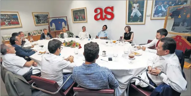  ??  ?? ENCUENTRO. Carlos Sainz visitó la redacción de As para charlar sobre su cuarta temporada en el Mundial de Fórmula 1 y su futuro en McLaren a partir del próximo año.