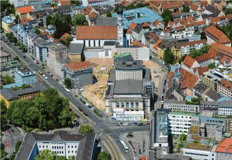  ?? Foto: Ulrich Wagner ?? Das Staatsthea­ter wird weiter saniert, der Stadtrat ebnete diese Woche wohl endgültig den Weg für das Millionenp­rojekt. Am Ende, verspricht die Stadt, solle das ganze Vier‰ tel davon profitiere­n.