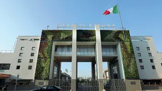  ??  ?? Padiglioni espositivi
L’ingresso monumental­e della Fiera di Padova, con il giardino verticale installato in epoca recente