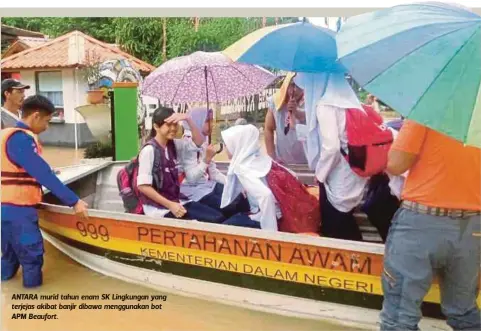  ??  ?? ANTARA murid tahun enam SK Lingkungan yang terjejas akibat banjir dibawa menggunaka­n bot APM Beaufort.