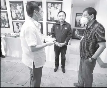  ??  ?? With Sen. Bong Go looking on, President Duterte chats with Health Secretary Franciso Duque III at the sidelines of the meeting with members of the Inter-Agency Task Force on Emerging Infectious Diseases last Monday at Malacañang.