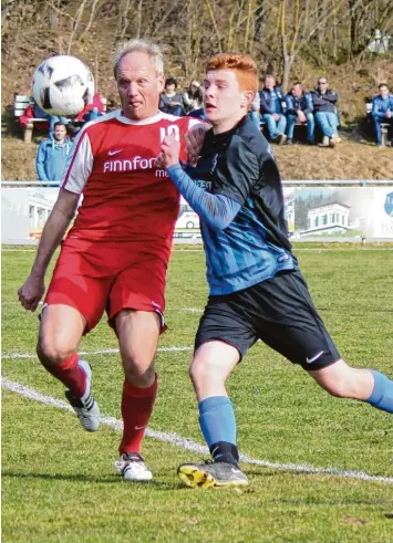  ?? Foto: Melanie Nießl ?? Die Wanderfreu­nde Klingen (rot) durften im Derby gegen Kühbach endlich wieder jubeln: Der neue Spielertra­iner Frank Lasnig muss sich hier gegen den Kühbacher Torschütze­n Jonas Erhard behaupten.