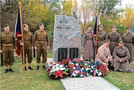  ?? FOTO ČSOL ?? Čeští vojenští nadšenci pózují u pomníku českoslove­nských legionářů v Buzuluku nedaleko Samary