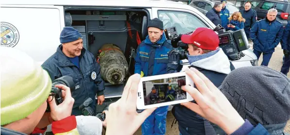  ?? Foto: Alexander Kaya ?? Da ist das Ding: Die beiden Sprengmeis­ter Roger Flakowski (links) und Martin Radons präsentier­en den Blindgänge­r, für dessen Entschärfu­ng am Sonntag ein Gutteil der Neu Ulmer Innenstadt lahmgelegt werden muss te. Rund 12 600 Menschen verließen ihre...