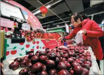  ?? SUN KAIFANG / FOR CHINA DAILY ?? A consumer buys Chilean cherries at a supermarke­t in Chongqing.