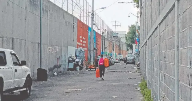  ?? ROBERTO HERNÁNDEZ ?? En la calle Naranjo, 40 familias fueron censadas como parte del proyecto