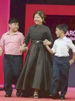  ??  ?? Sister, cousin and friend of breast cancer survivors Wynn Wynn Ong in JC Buendia with grandsons Marco and Lucas wearing Rustan’s.