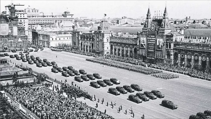  ?? AP Photo ?? The Moscow garrison in the Soviet Union’s 1957 May Day Parade.