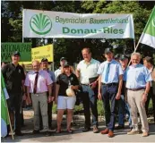  ??  ?? Etwa 25 Demonstran­ten aus dem Landkreis Donau Ries waren am Mittwoch in Weichering, um ihrem Ärger über den geplan ten Nationalpa­rk Luft zu machen.