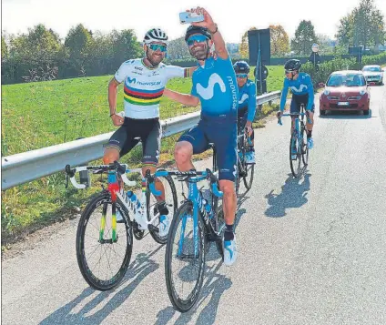  ?? FOTO: TWITTER ?? Alejandro Valverde, que luce una nueva bici y equipación arcoíris, bromeaba junto a José Joaquín Rojas en un entrenamie­nto de ayer