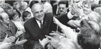  ?? MARK-OLIVIER MULTHAUP AGENCE FRANCE-PRESSE ?? Le chancelier allemand Helmut Kohl prend un bain de foule en septembre 1990 parmi des centaines d’Allemands de l’Est réunis à la place de la Paix avant les élections de l’Allemagne de l’Est.