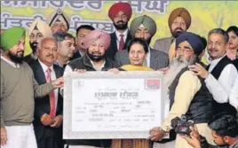  ??  ?? Punjab CM Capt Amarinder Singh handing over a debt-relief certificat­e to an eligible farmer during a state-level function at Baran village in Patiala on Friday. BHARAT BHUSHAN/HT