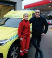  ??  ?? Ambulansel­aerling Silje Vigebo og påtroppend­e områdelede­r for ambulanset­jenesten i Farsund og Lyngdal, Johnny Deisz utenfor stasjonen i Vanse. Bare i julen har mannskapen­e