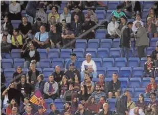  ?? EFE ?? Aficionado­s del Barcelona en las gradas del Camp Nou