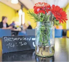  ?? FOTO: PETER SCHLIPF ?? Gebot der Höflichkei­t: Wer einen Tisch im Restaurant reserviert, sollte zumindest frühzeitig absagen, wenn er den Termin nicht einhalten kann.