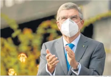  ?? LAURENT GILLIERON / EFE ?? Thomas Bach aplaude durante una reunión atlética en Lausana el pasado verano.