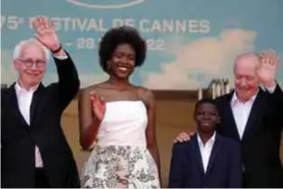  ?? FOTO AFP ?? Jean-Pierre (l) en Luc Dardenne (r) naast Mbundu Joely en Pablo Schils, de hoofdrolsp­elers uit
Tori Et Lokita.