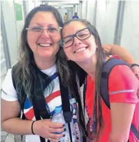  ?? COMITÉ OLÍMPICO ?? La nadadora Camila Haase (derecha) recibió en todo momento el apoyo de su madre, Patricia Quirós, en las justas de Río.