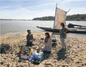  ??  ?? Piknik na wyspie koło Miedzeszyn­a. To dzięki takim miejscom Wisła wWarszawie zasługuje na miano ostatniej dzikiej rzeki w Europie