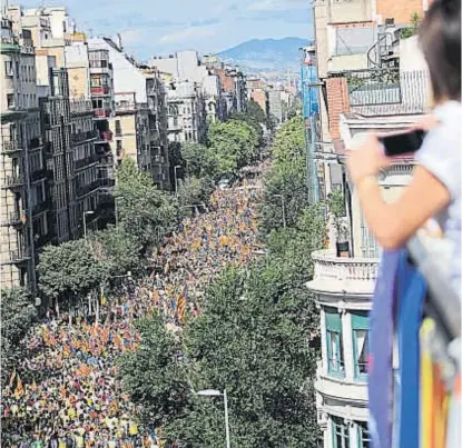  ?? (AP) ?? Desbordada­s. Las calles donde se concentrab­an los asistentes a la Diada se vieron colmadas.