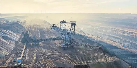  ?? FOTO: IMAGO ?? Mit gigantisch­en Baggern baut RWE im Tagebau Garzweiler Braunkohle ab. Tausende Menschen wurden bisher umgesiedel­t.