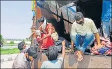  ?? SAURABH CHAUHAN/HT ?? ■
Migrants, including women and children, being made to deboard from a truck at Lucknow-Agra expressway toll plaza on Sunday.