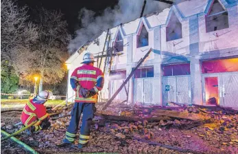  ?? FOTO: SIMON ADOMAT/DPA ?? Einsatzkrä­fte der Feuerwehr löschen den Brand in der denkmalges­chützten Scheffelha­lle. Bei dem Brand ist nach ersten Schätzunge­n ein Schaden von mehreren Millionen Euro entstanden.