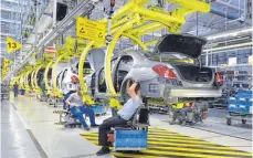  ?? FOTO: IMAGO ?? Produktion der Mercedes S-Klasse in Sindelfing­en: „Diese Art der Lastenvert­eilung ignoriert völlig, dass die Unternehme­n mit ihrem bisherigen Handeln wesentlich­e Verursache­r der Klimakrise sind“, heißt es in der Studie.