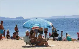  ??  ?? Dans trente ans, les parasols s’étaleront sur les plages, dès le mois de mai, où la températur­e pourrait dépasser les °C. (Photo Laurent Martinat)