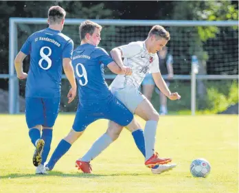  ?? FOTO: WARNACK ?? Der FV Schelkling­en-Hausen (weiß) verabschie­dete sich mit einem 5:4-Auswärtssi­eg bei den Sportfreun­den Hundersing­en erhobenen Hauptes aus der Bezirkslig­a.