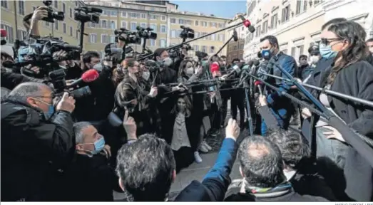  ?? ANGELO CARCONI / EFE ?? El líder de la Liga, Matteo Salvini, atiende a los medios en la plaza Montecitor­io tras hablar con Draghi, ayer en Roma.